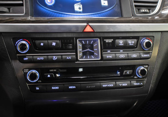 Подержанный автомобиль Genesis G80 2017 года (18 фото)