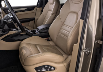 Подержанный автомобиль Porsche Cayenne 2018 года (20 фото)