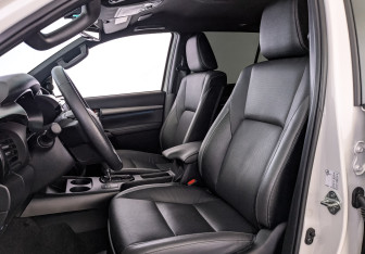 Подержанный автомобиль Toyota Hilux 2021 года (20 фото)