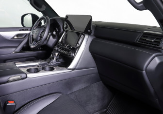 Подержанный автомобиль Lexus LX 2025 года (10 фото)