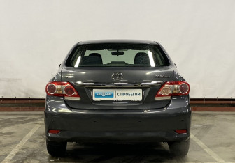 Подержанный автомобиль Toyota Corolla Sedan 2011 года (6 фото)