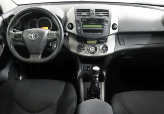 Подержанный автомобиль Toyota RAV4 2010 года (6 фото)