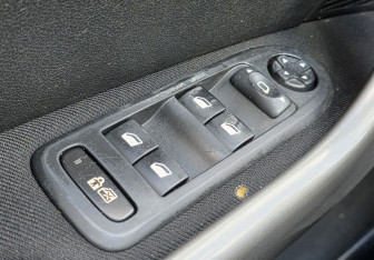 Подержанный автомобиль Peugeot 308 Hatchback 2009 года (16 фото)