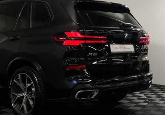Подержанный автомобиль BMW X5 2025 года (23 фото)
