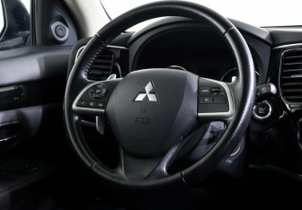 Подержанный автомобиль Mitsubishi Outlander 2014 года (12 фото)