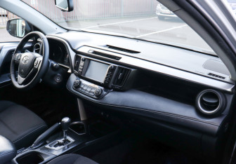 Подержанный автомобиль Toyota RAV4 2017 года (8 фото)