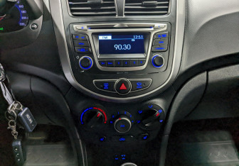 Подержанный автомобиль Hyundai Solaris Hatchback 2014 года (23 фото)