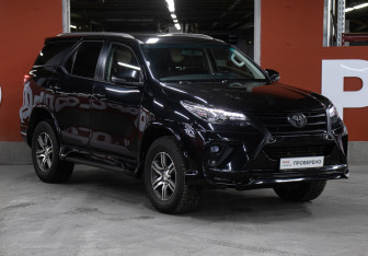 Подержанный автомобиль Toyota Fortuner 2017 года (3 фото)