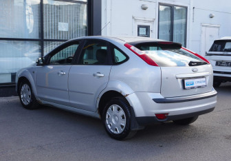 Подержанный автомобиль Ford Focus Hatchback 2007 года (7 фото)