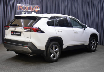 Подержанный автомобиль Toyota RAV4 2021 года (5 фото)