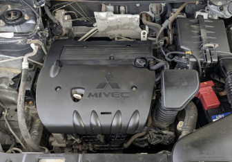 Подержанный автомобиль Mitsubishi Outlander 2012 года (9 фото)