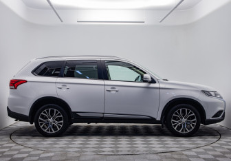 Подержанный автомобиль Mitsubishi Outlander 2019 года (4 фото)
