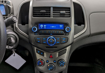 Подержанный автомобиль Chevrolet Aveo Sedan 2015 года (23 фото)