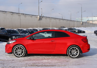 Подержанный автомобиль Kia Cerato Coupe 2013 года (8 фото)