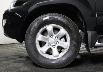 Подержанный автомобиль Toyota Land Cruiser Prado 2007 года (22 фото)