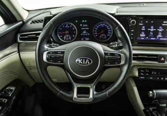 Подержанный автомобиль Kia K5 2021 года (10 фото)
