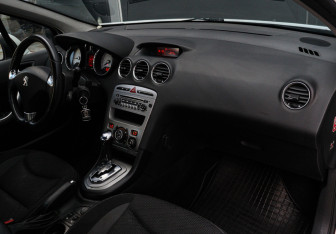 Подержанный автомобиль Peugeot 408 2014 года (7 фото)