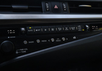 Подержанный автомобиль Lexus ES 2019 года (17 фото)