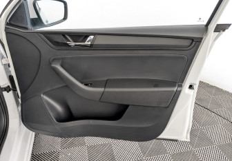 Подержанный автомобиль Skoda Rapid Liftback 2017 года (24 фото)