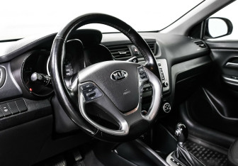 Подержанный автомобиль Kia Rio Hatchback 2017 года (10 фото)