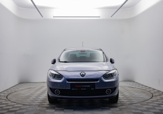 Подержанный автомобиль Renault Fluence 2010 года (2 фото)
