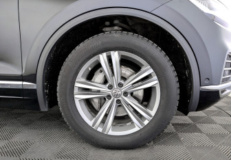 Подержанный автомобиль Volkswagen Touareg 2018 года (18 фото)
