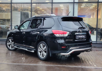 Подержанный автомобиль Nissan Pathfinder 2016 года (6 фото)