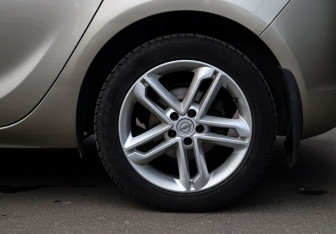 Подержанный автомобиль Opel Astra Hatchback 2011 года (16 фото)