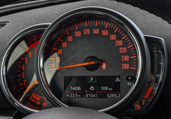 Подержанный автомобиль MINI Clubman Wagon 2018 года (16 фото)