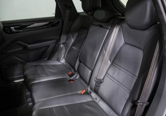 Подержанный автомобиль Porsche Cayenne 2018 года (15 фото)