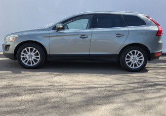 Подержанный автомобиль Volvo XC60 2009 года (8 фото)