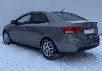 Подержанный автомобиль Kia Cerato Sedan 2009 года (7 фото)