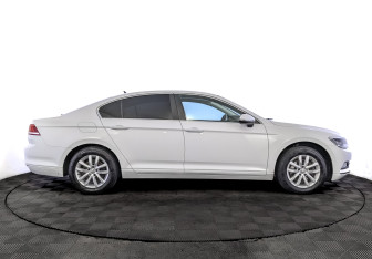 Подержанный автомобиль Volkswagen Passat Sedan 2019 года (4 фото)