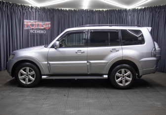 Подержанный автомобиль Mitsubishi Pajero 2011 года (8 фото)