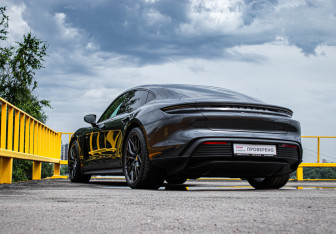 Подержанный автомобиль Porsche Taycan 2020 года (7 фото)
