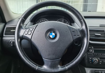Подержанный автомобиль BMW X1 2011 года (14 фото)