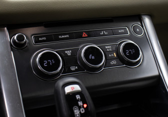 Подержанный автомобиль Land Rover Range Rover Sport 2015 года (18 фото)