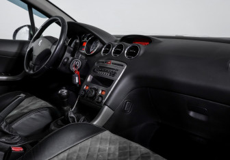 Подержанный автомобиль Peugeot 308 Hatchback 2011 года (9 фото)