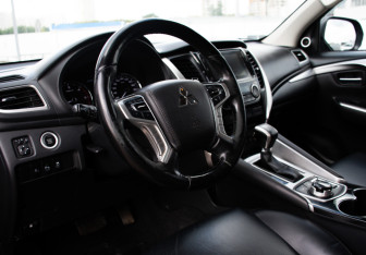 Подержанный автомобиль Mitsubishi Pajero Sport 2018 года (13 фото)