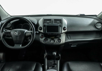 Подержанный автомобиль Toyota RAV4 2010 года (6 фото)