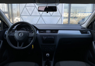 Подержанный автомобиль Skoda Rapid Liftback 2016 года (10 фото)