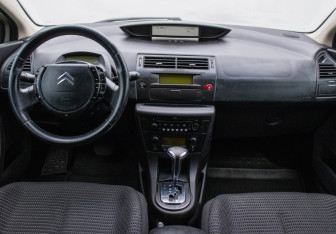 Подержанный автомобиль Citroen C4 Hatchback 2008 года (13 фото)