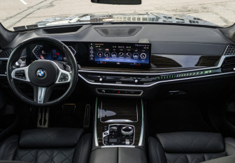 Подержанный автомобиль BMW X7 2022 года (15 фото)