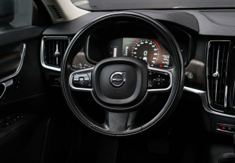 Подержанный автомобиль Volvo V90 Cross Country 2018 года (12 фото)