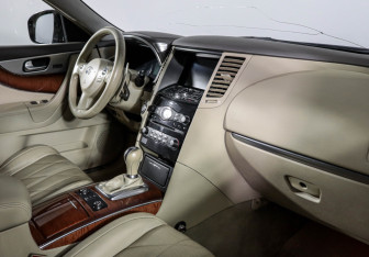 Подержанный автомобиль Infiniti FX 2012 года (9 фото)