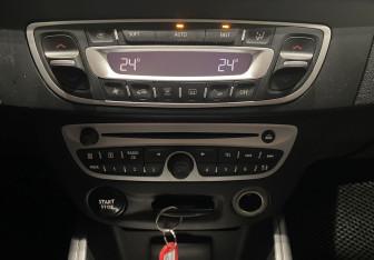 Подержанный автомобиль Renault Megane Wagon 2010 года (15 фото)