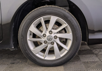 Подержанный автомобиль Nissan Tiida Hatchback 2015 года (12 фото)