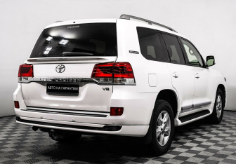 Подержанный автомобиль Toyota Land Cruiser Suv 2011 года (4 фото)