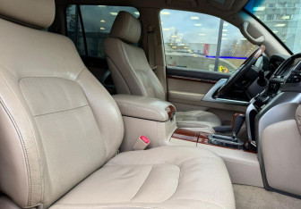 Подержанный автомобиль Toyota Land Cruiser Suv 2013 года (10 фото)