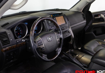 Подержанный автомобиль Toyota Land Cruiser Suv 2011 года (11 фото)